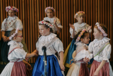 Otisk tradice: O šátcích, řemesle a dětském folkloru povídá Iva Šebestová ze spolku Kanavanka