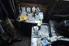 Muž vyráběl pervitin v nenápadné chatce na Šlapanicku, pro léky posílal bezdomovce