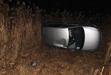 Opilý mladík nezvládl ledovku a skončil v příkopu. Auto si půjčil bez dovolení