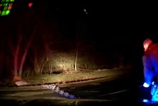 Pervitin a zákaz řízení: řidič skončil v poli u Troubska, policistům ujížděl od Modřic