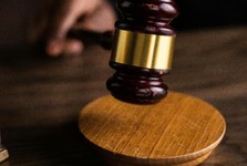 Vražda v Rajhradě: Ústavní soud potvrdil muži 17 let za upálení ženy